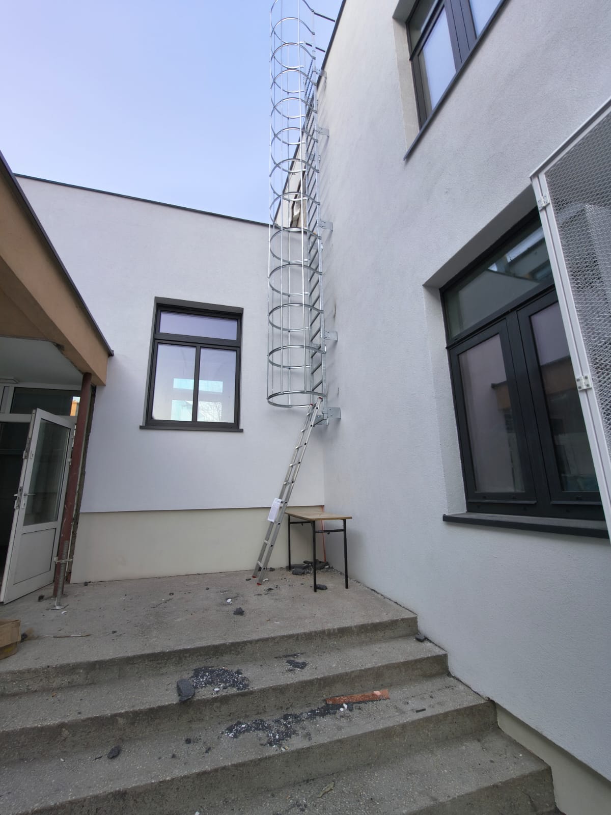 Realizacja drabiny ewakuacyjnej