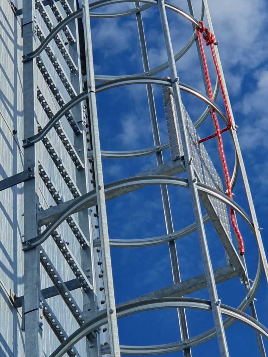 Drabina ewakuacyjna ze spocznikiem